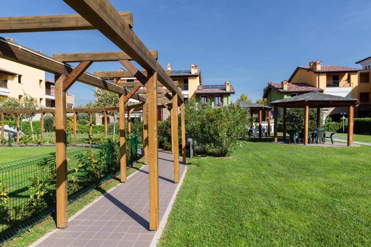 Appartamento Corina Sirmione Bagian luar foto