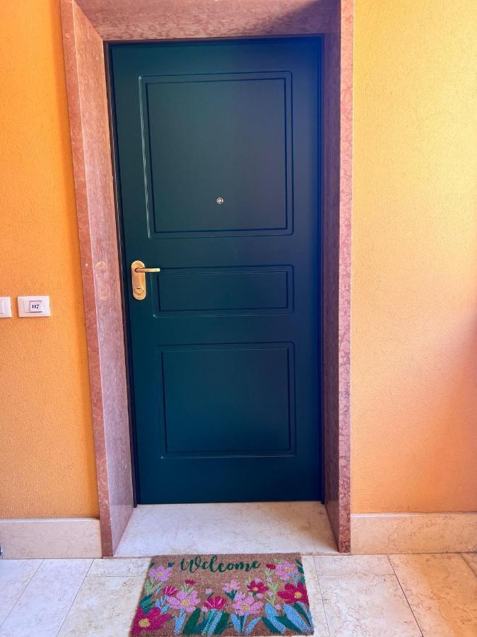 Appartamento Corina Sirmione Bagian luar foto