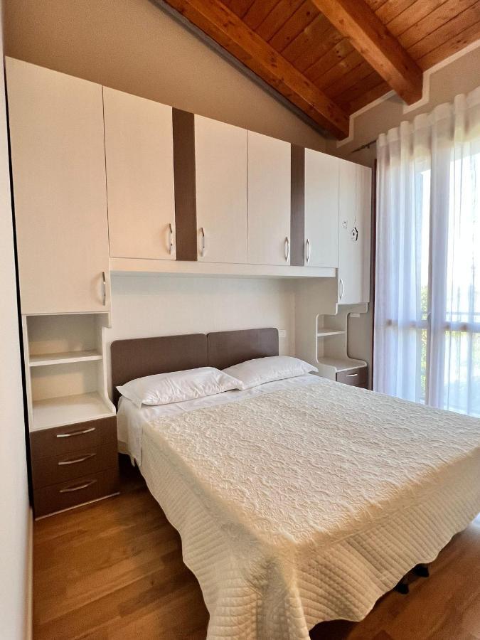 Appartamento Corina Sirmione Bagian luar foto