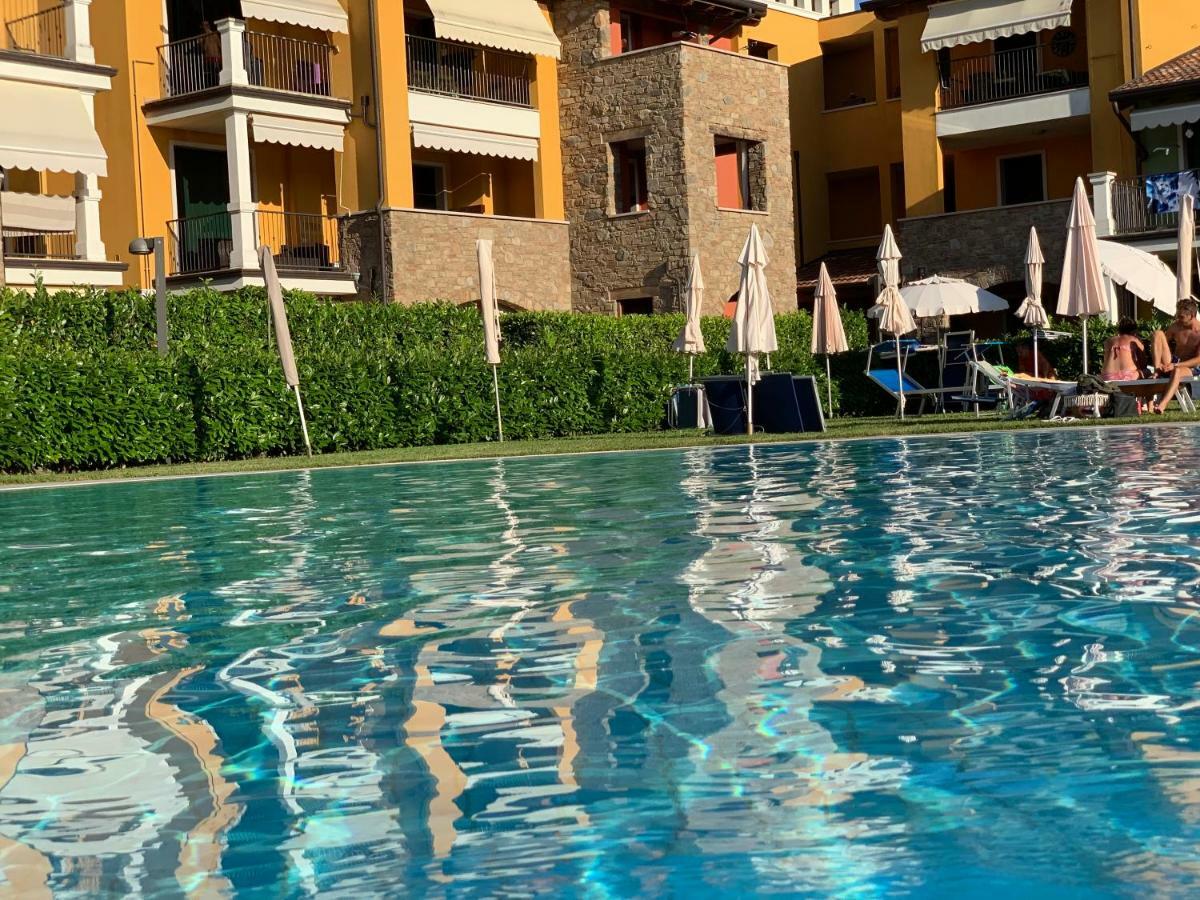 Appartamento Corina Sirmione Bagian luar foto